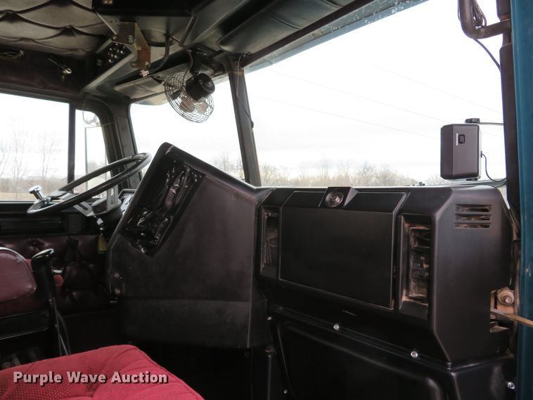 image for item DI2035 1995 Freightliner FLD semi truck