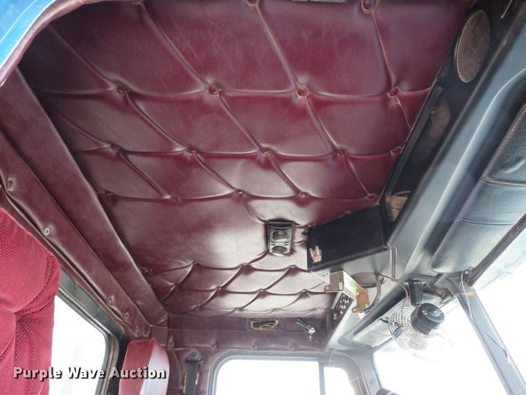 image for item DI2035 1995 Freightliner FLD semi truck