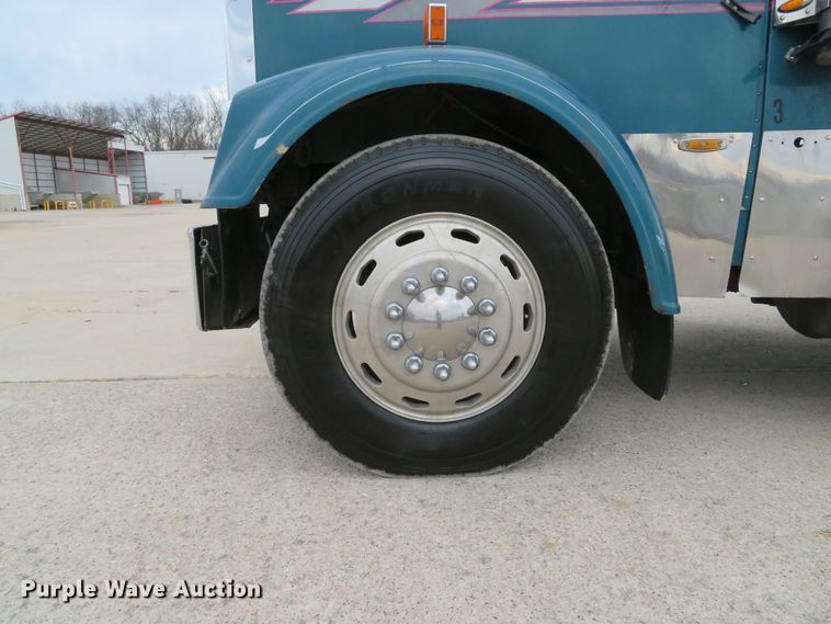 image for item DI2035 1995 Freightliner FLD semi truck