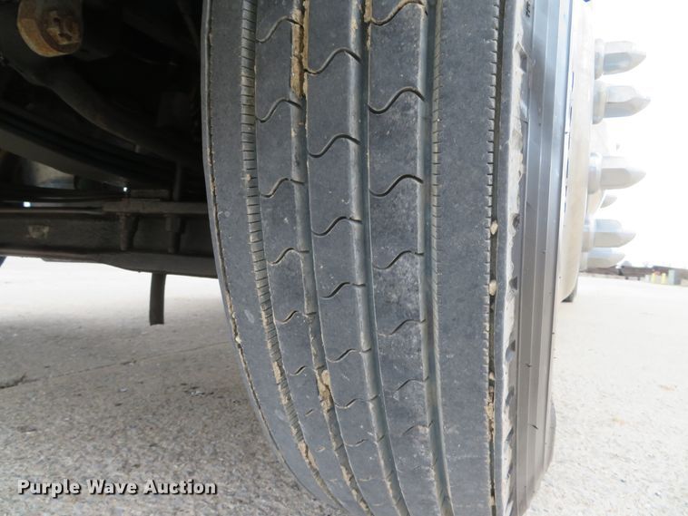 image for item DI2035 1995 Freightliner FLD semi truck