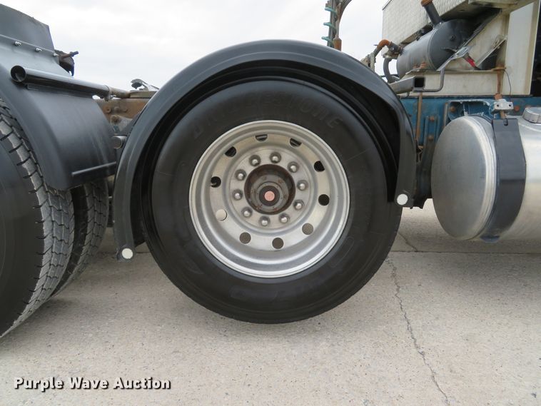 image for item DI2035 1995 Freightliner FLD semi truck