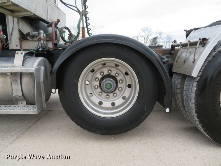 image for item DI2035 1995 Freightliner FLD semi truck