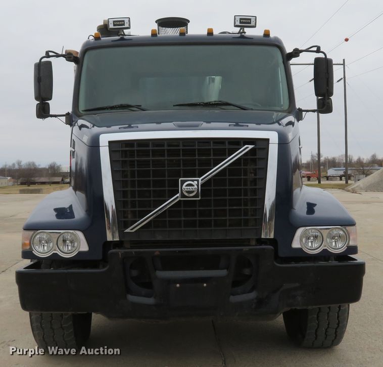 image for item DI2037 2008 Volvo VHD hydrovac truck