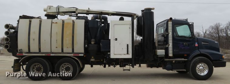 image for item DI2037 2008 Volvo VHD hydrovac truck