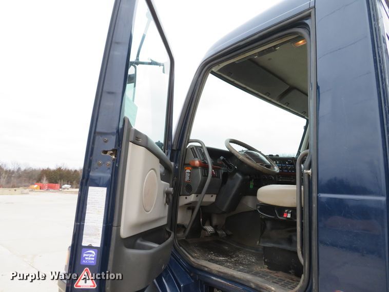 image for item DI2037 2008 Volvo VHD hydrovac truck