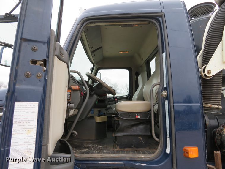 image for item DI2037 2008 Volvo VHD hydrovac truck
