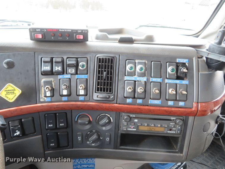 image for item DI2037 2008 Volvo VHD hydrovac truck