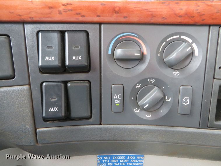 image for item DI2037 2008 Volvo VHD hydrovac truck