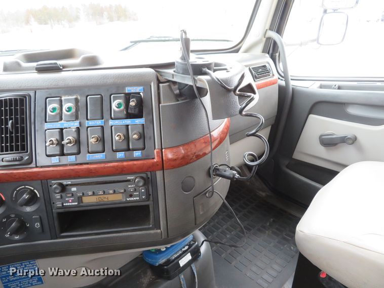 image for item DI2037 2008 Volvo VHD hydrovac truck