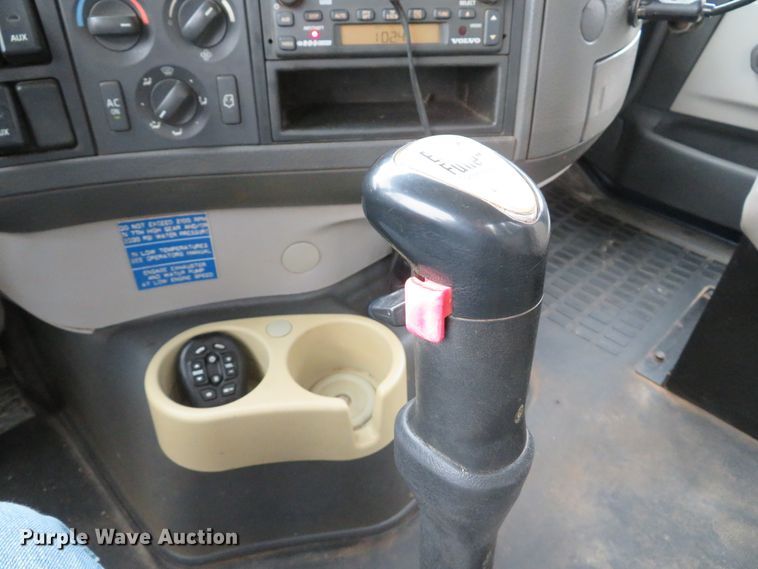 image for item DI2037 2008 Volvo VHD hydrovac truck