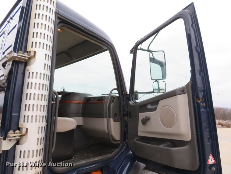 image for item DI2037 2008 Volvo VHD hydrovac truck