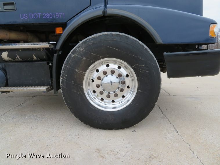 image for item DI2037 2008 Volvo VHD hydrovac truck