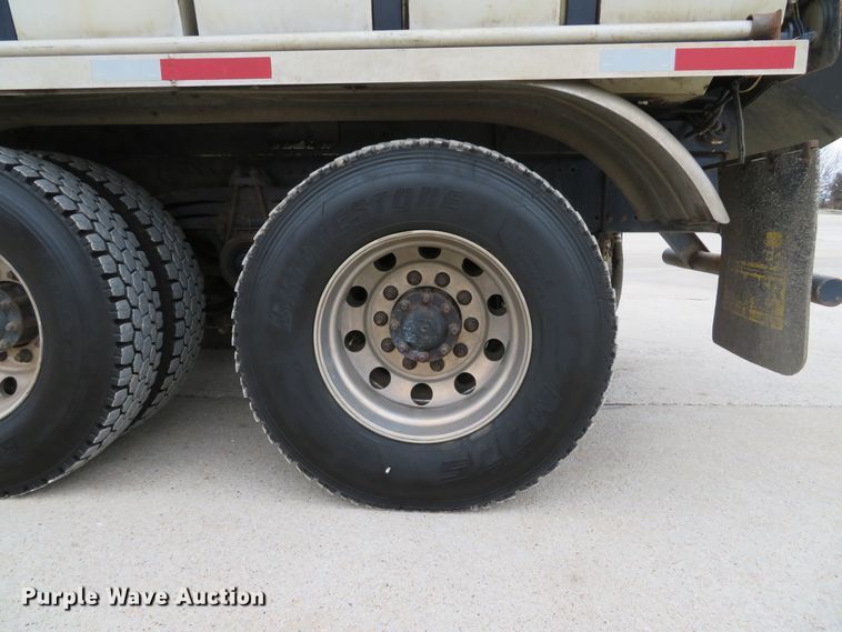 image for item DI2037 2008 Volvo VHD hydrovac truck