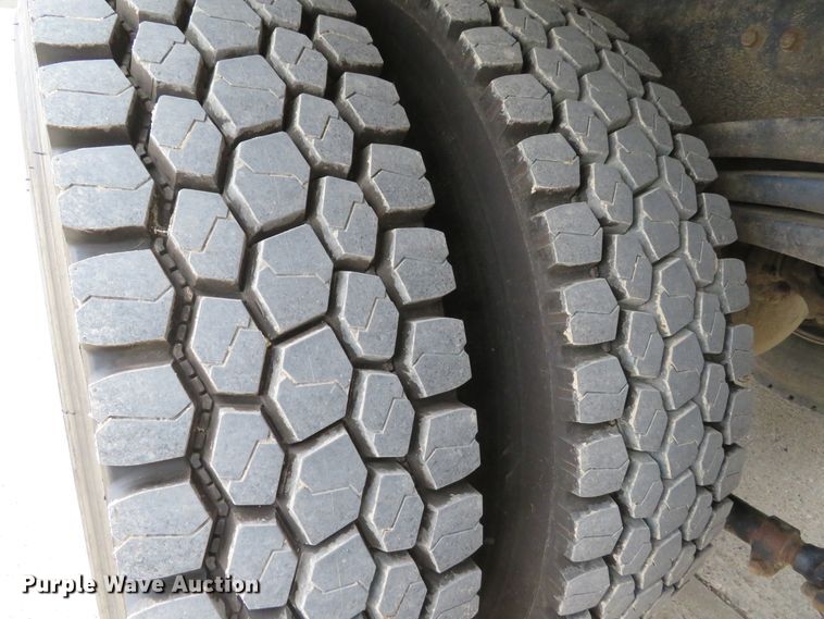 image for item DI2037 2008 Volvo VHD hydrovac truck