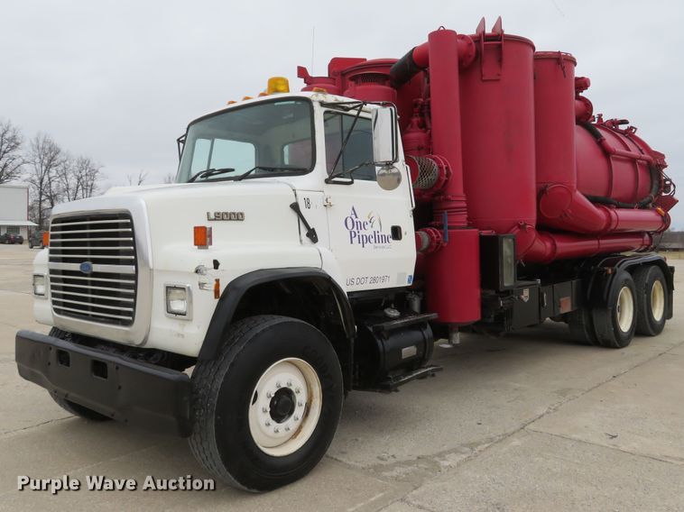 image for item DI2038 1995 Ford L9000 vacuum truck