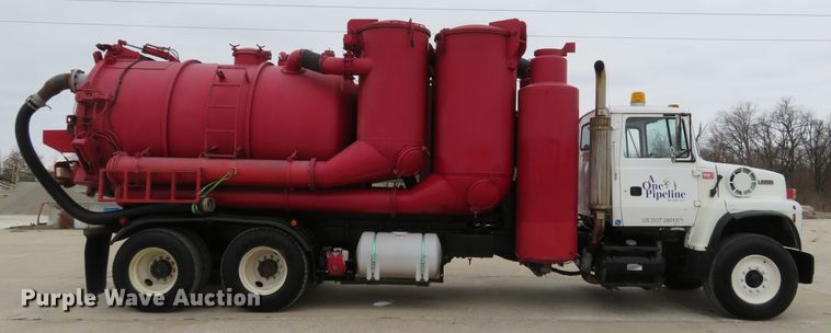 image for item DI2038 1995 Ford L9000 vacuum truck