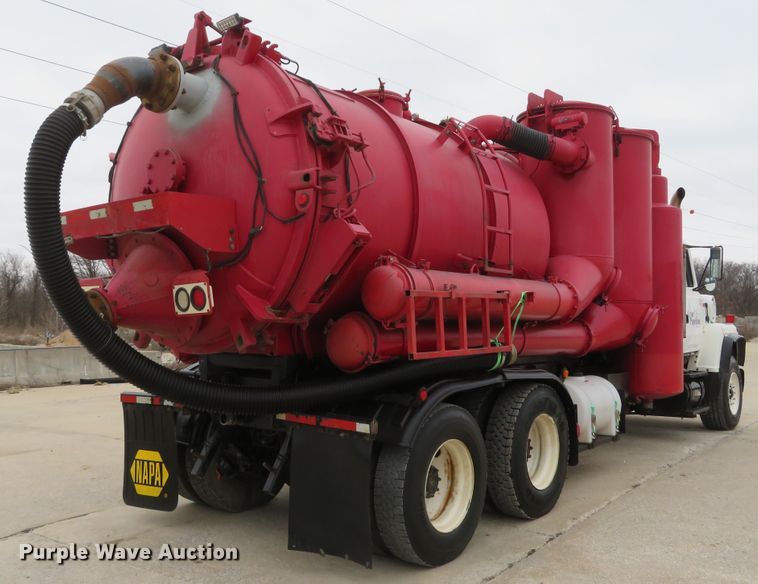 image for item DI2038 1995 Ford L9000 vacuum truck