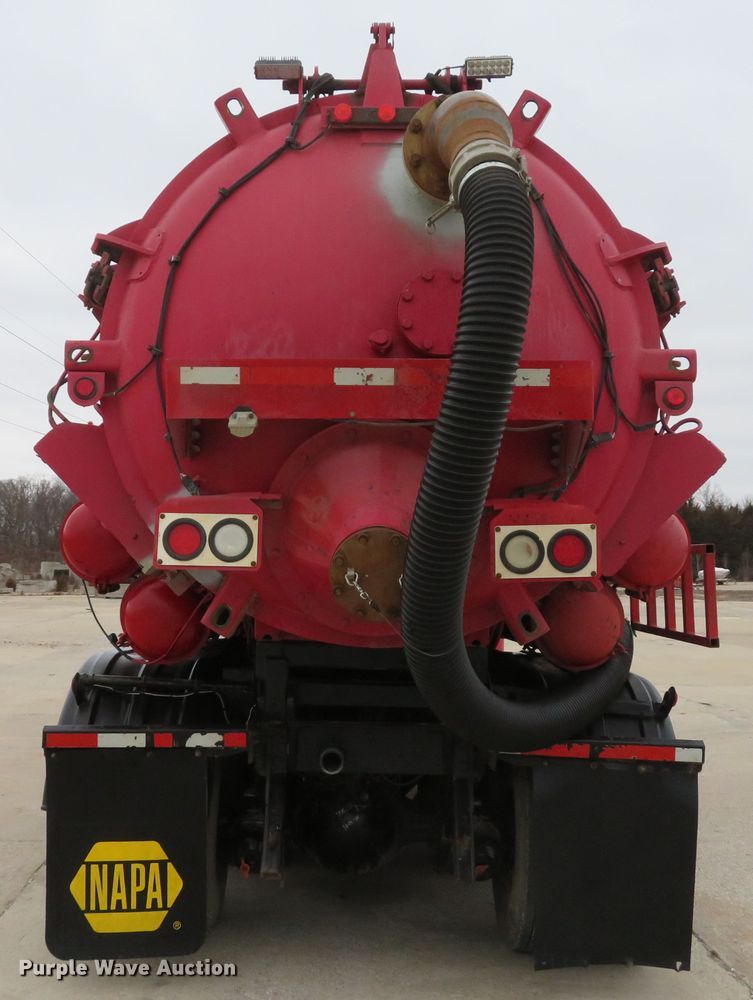 image for item DI2038 1995 Ford L9000 vacuum truck