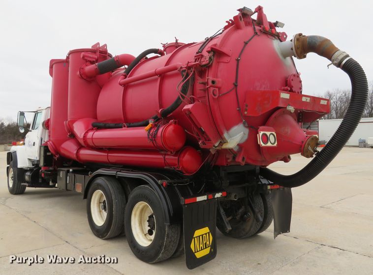 image for item DI2038 1995 Ford L9000 vacuum truck
