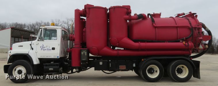 image for item DI2038 1995 Ford L9000 vacuum truck