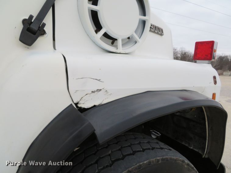 image for item DI2038 1995 Ford L9000 vacuum truck
