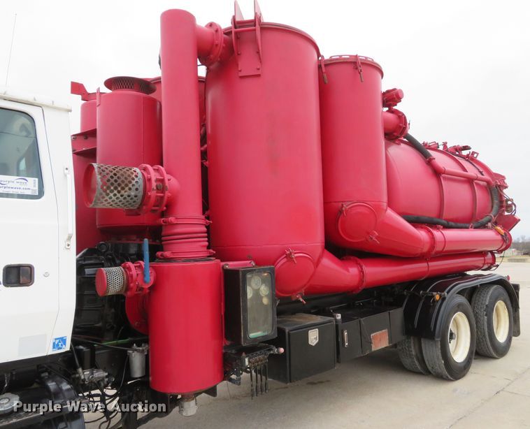 image for item DI2038 1995 Ford L9000 vacuum truck