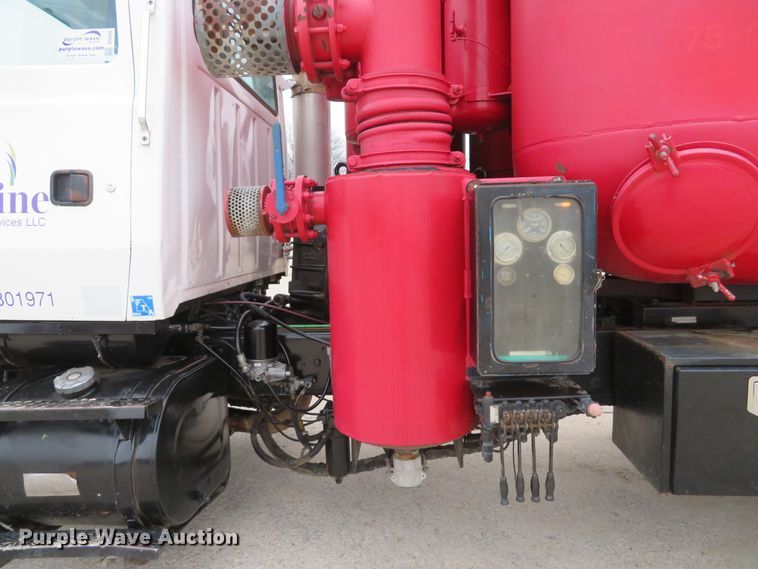 image for item DI2038 1995 Ford L9000 vacuum truck