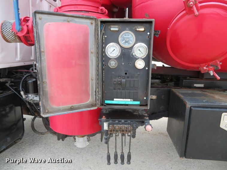 image for item DI2038 1995 Ford L9000 vacuum truck