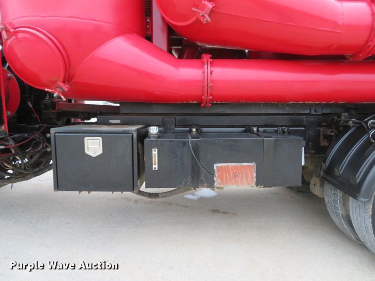 image for item DI2038 1995 Ford L9000 vacuum truck