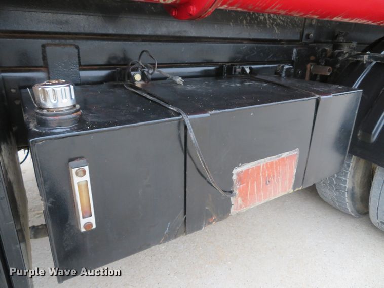 image for item DI2038 1995 Ford L9000 vacuum truck
