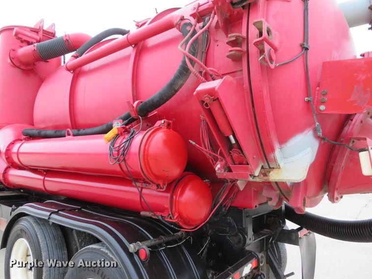 image for item DI2038 1995 Ford L9000 vacuum truck