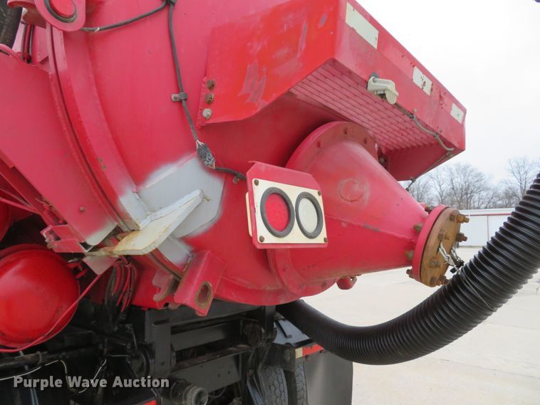 image for item DI2038 1995 Ford L9000 vacuum truck