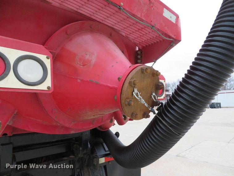 image for item DI2038 1995 Ford L9000 vacuum truck