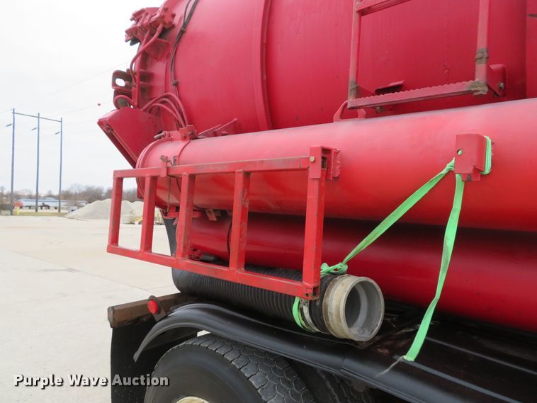 image for item DI2038 1995 Ford L9000 vacuum truck