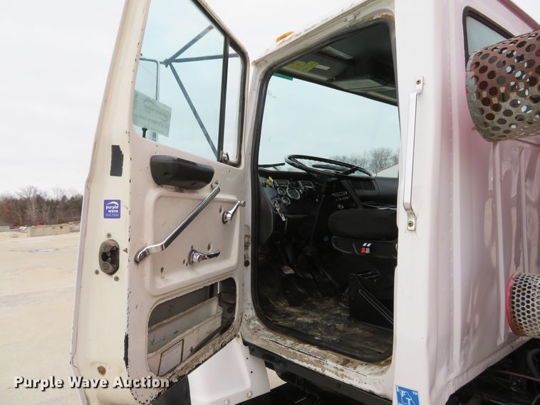 image for item DI2038 1995 Ford L9000 vacuum truck
