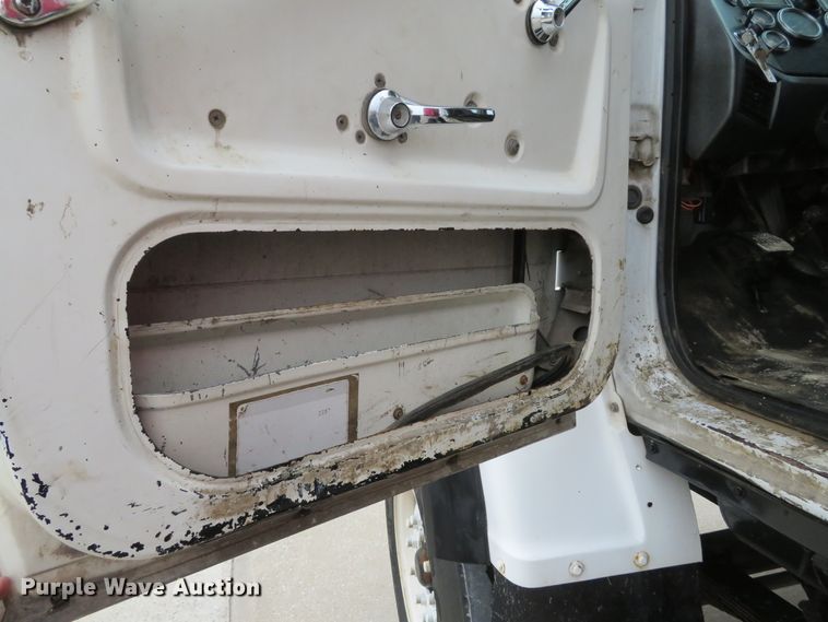 image for item DI2038 1995 Ford L9000 vacuum truck