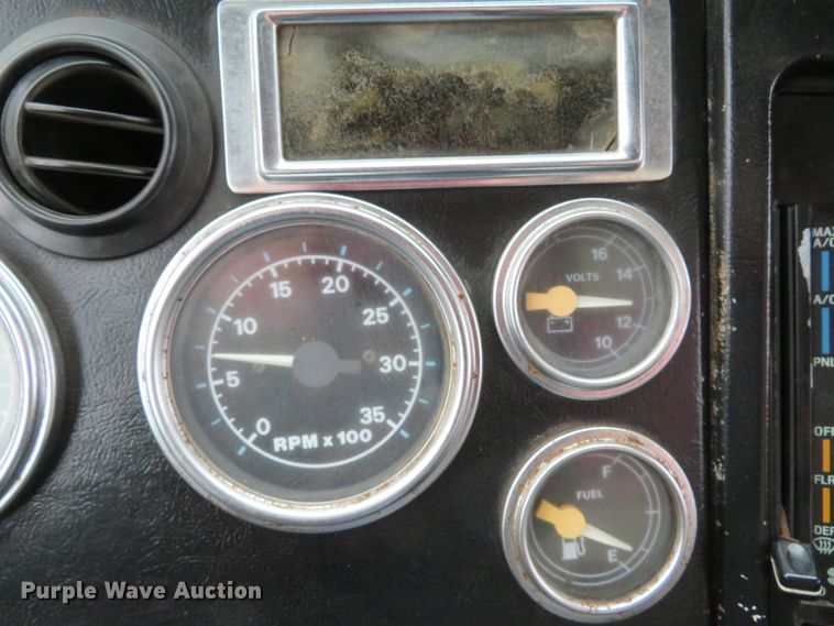 image for item DI2038 1995 Ford L9000 vacuum truck