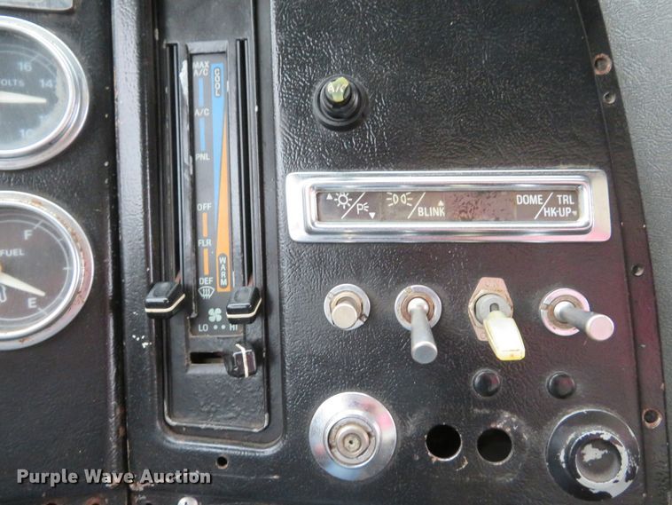 image for item DI2038 1995 Ford L9000 vacuum truck