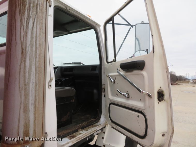 image for item DI2038 1995 Ford L9000 vacuum truck