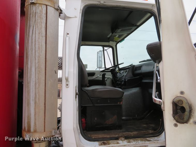 image for item DI2038 1995 Ford L9000 vacuum truck