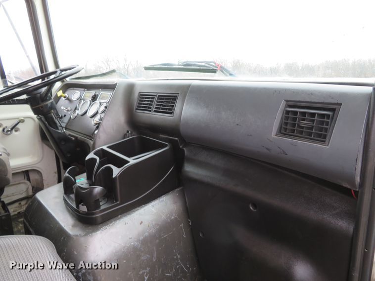 image for item DI2038 1995 Ford L9000 vacuum truck