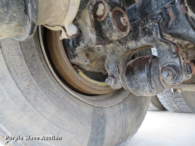 image for item DI2038 1995 Ford L9000 vacuum truck