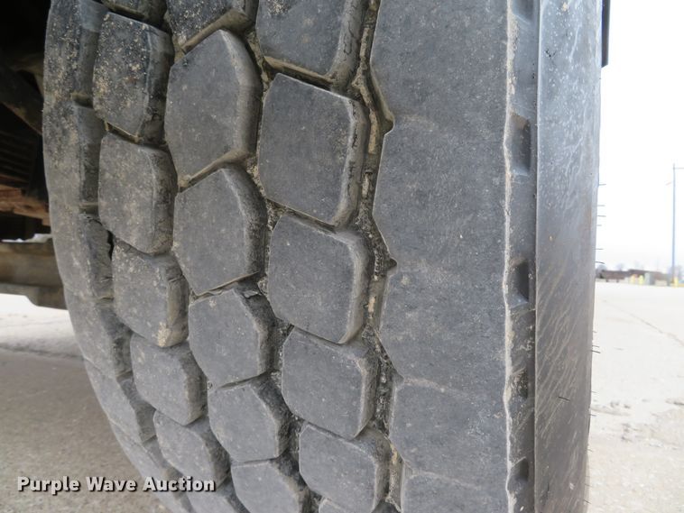 image for item DI2038 1995 Ford L9000 vacuum truck