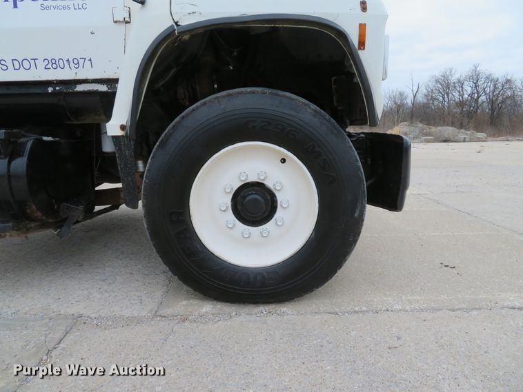 image for item DI2038 1995 Ford L9000 vacuum truck