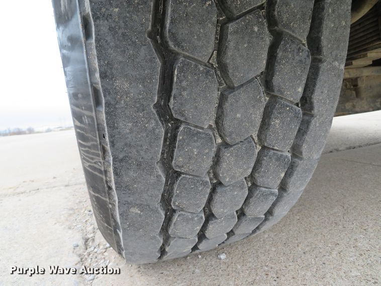 image for item DI2038 1995 Ford L9000 vacuum truck