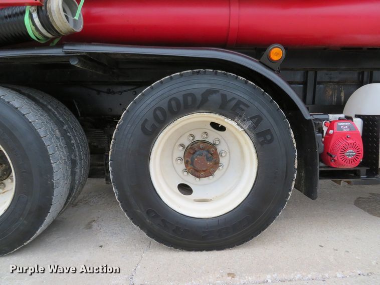 image for item DI2038 1995 Ford L9000 vacuum truck