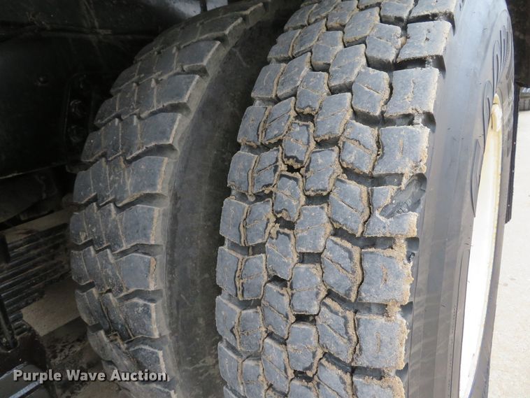 image for item DI2038 1995 Ford L9000 vacuum truck