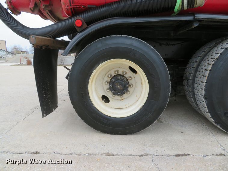 image for item DI2038 1995 Ford L9000 vacuum truck