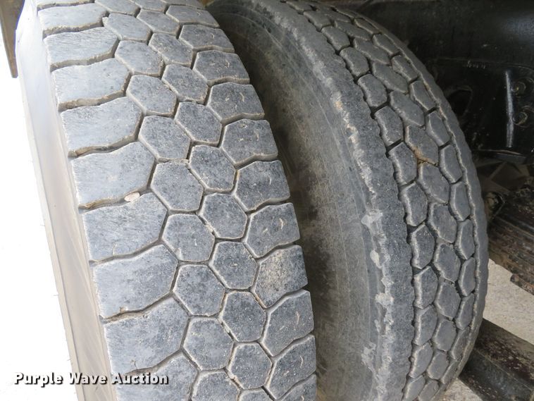 image for item DI2038 1995 Ford L9000 vacuum truck