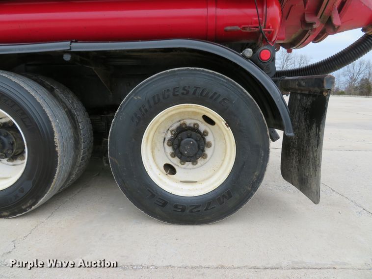 image for item DI2038 1995 Ford L9000 vacuum truck